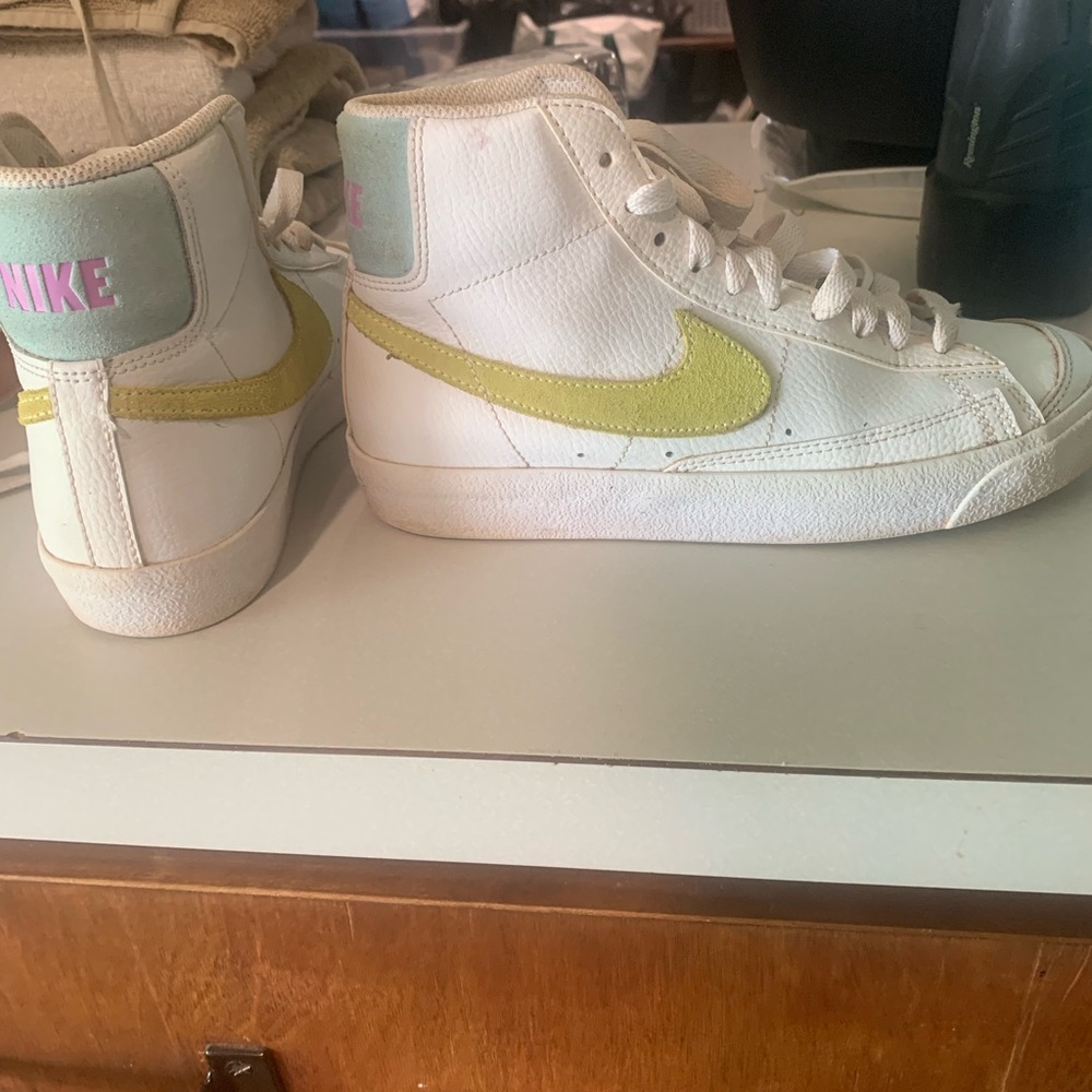 Nike White and Yellow Sneakers Classic Low-Top Design